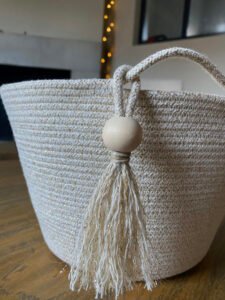Ce panier de décoration en corde naturelle pour embellir votre intérieur ou votre extérieur.