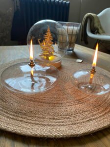 Ce set de table est en corde naturelle. Il embellit votre table.