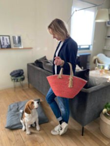 Ce sac panier, toute saison, peut être porté main ou épaule selon la finition.