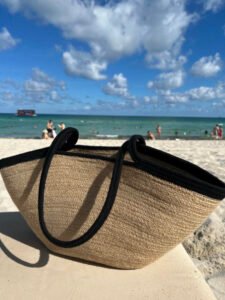 Ce sac panier, toute saison, peut être porté main ou épaule selon la finition.