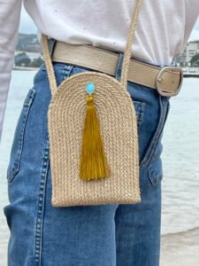 Cette pochette élégante vous permet de porter votre téléphone portable en bandoulière.