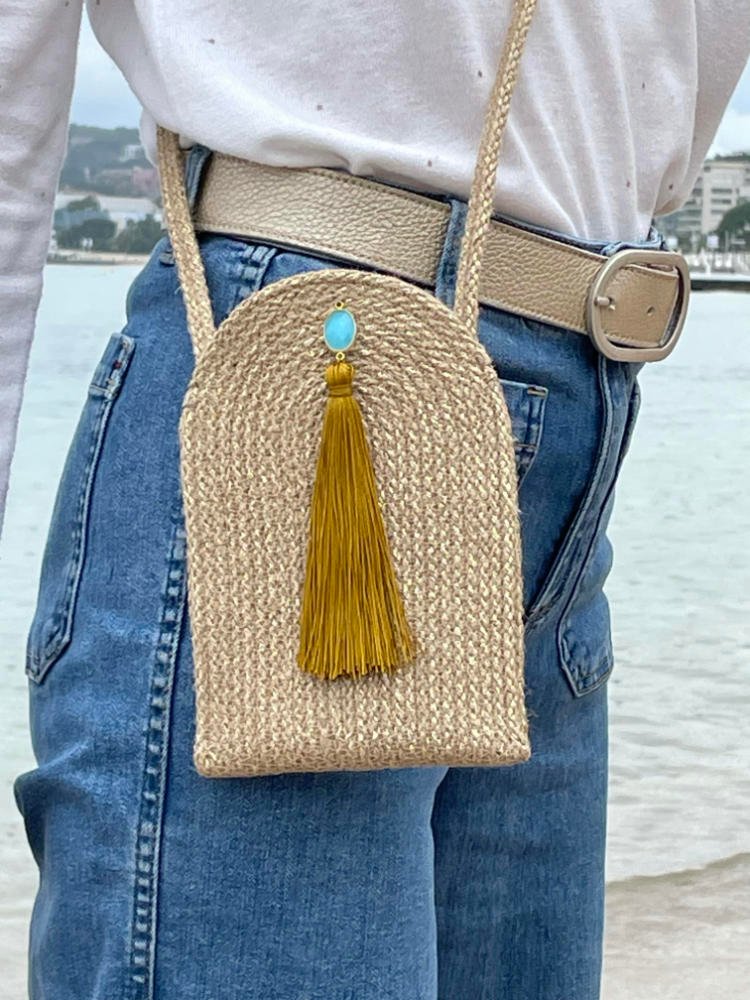 Cette pochette élégante vous permet de porter votre téléphone portable en bandoulière.