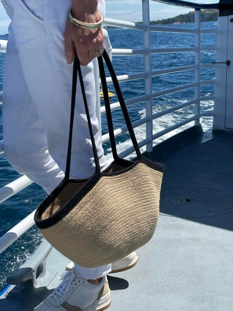 Ce sac panier, toute saison, peut être porté main ou épaule selon la finition.