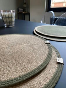 Ce set de table est en corde naturelle. Il embellit votre table.