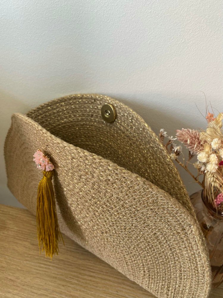 Cette pochette, demi-lune ou rectangulaire, est un accessoire de mode toute saison.