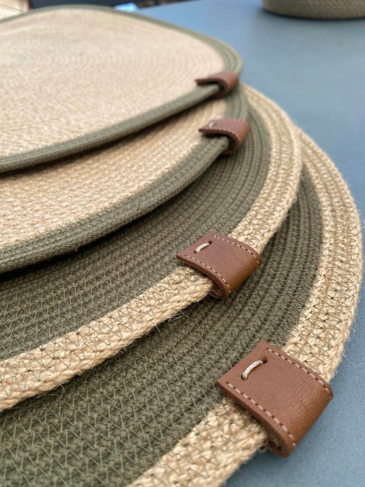Ce set de table est en corde naturelle. Il embellit votre table.