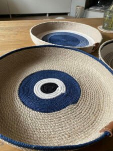 Ce plateau aux formes modernes et élégantes est fait en corde naturelle.