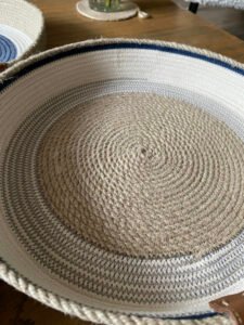 Ce plateau aux formes modernes et élégantes est fait en corde naturelle.