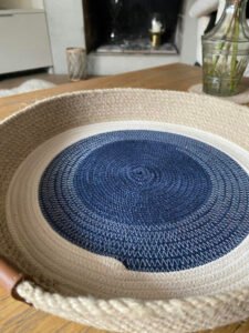 Ce plateau aux formes modernes et élégantes est fait en corde naturelle.