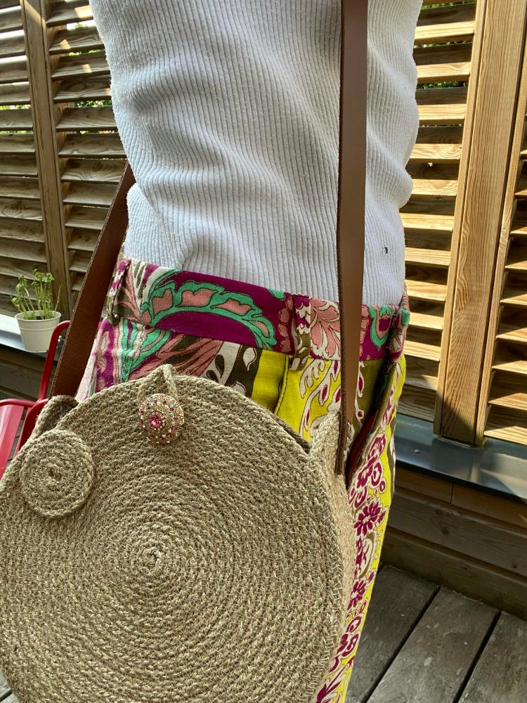 Le panier Santa Monica est un sac à main de forme ronde avec anse longue, mode, toute saison, porté épaule.
