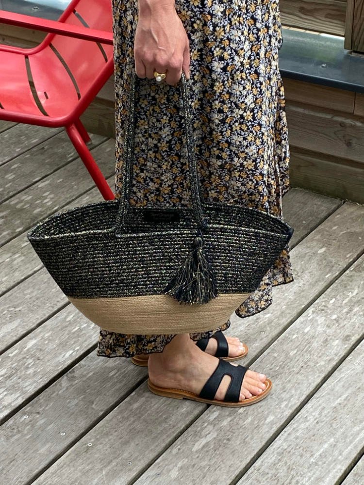Ce sac panier, toute saison, peut être porté main ou épaule selon la finition.