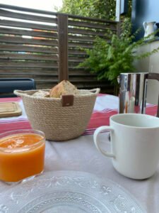 Ce panier de décoration en corde naturelle pour embellir votre intérieur ou votre extérieur.