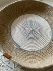 Ce plateau aux formes modernes et élégantes est fait en corde naturelle.