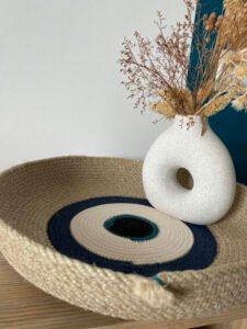 Ce plateau aux formes modernes et élégantes est fait en corde naturelle.