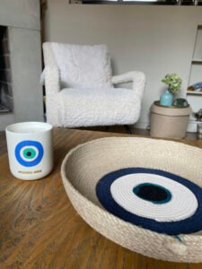 Ce plateau aux formes modernes et élégantes est fait en corde naturelle.