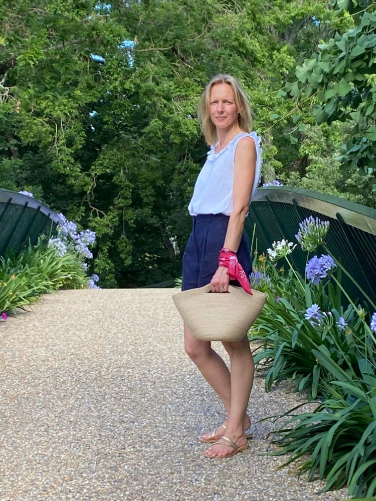 Ce sac panier, toute saison, peut être porté main ou épaule selon la finition.