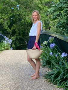 Ce sac panier, toute saison, peut être porté main ou épaule selon la finition.