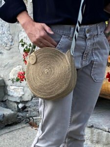 Le panier Santa Monica est un sac à main de forme ronde avec anse longue, mode, toute saison, porté épaule.