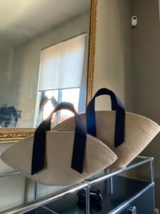 Ce sac panier, toute saison, peut être porté main ou épaule selon la finition.