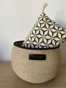 Ce panier de décoration en corde naturelle pour embellir votre intérieur ou votre extérieur.