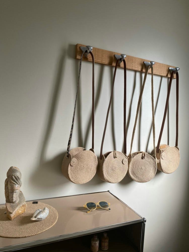 Le panier Santa Monica est un sac à main de forme ronde avec anse longue, mode, toute saison, porté épaule.