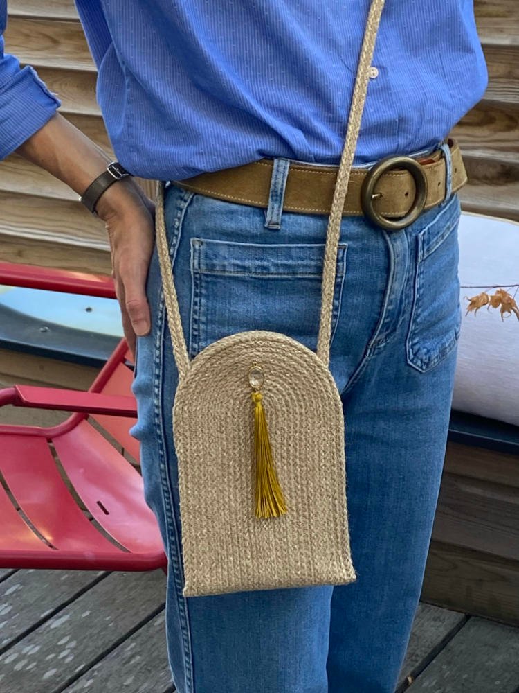Cette pochette élégante vous permet de porter votre téléphone portable en bandoulière.