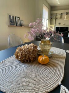 Ce chemin de table est en corde naturelle. Il met en valeur votre centre de table ou vos plats.