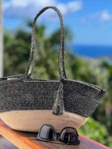 Ce sac panier, toute saison, peut être porté main ou épaule selon la finition.