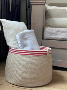 Ce panier de décoration en corde naturelle pour embellir votre intérieur ou votre extérieur.
