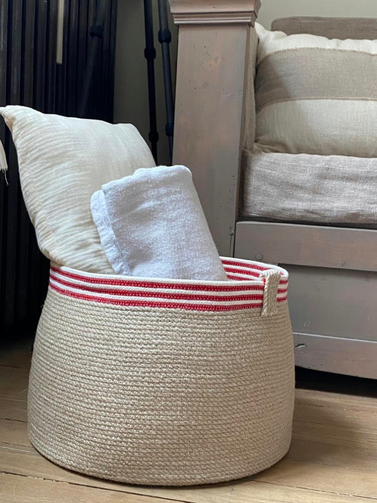 Ce panier de décoration en corde naturelle pour embellir votre intérieur ou votre extérieur.