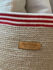 Ce panier de décoration en corde naturelle pour embellir votre intérieur ou votre extérieur.