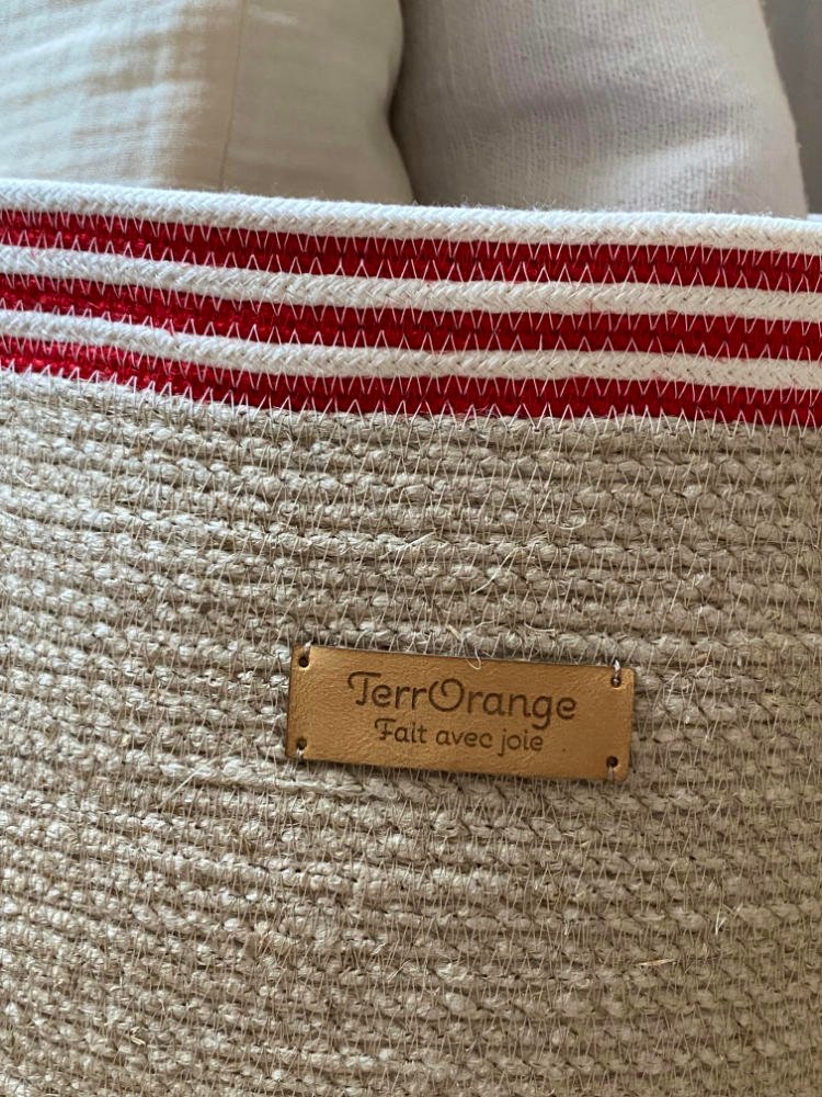 Ce panier de décoration en corde naturelle pour embellir votre intérieur ou votre extérieur.