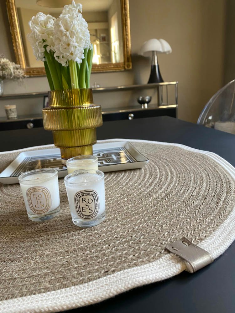 Ce set de table est en corde naturelle. Il embellit votre table.