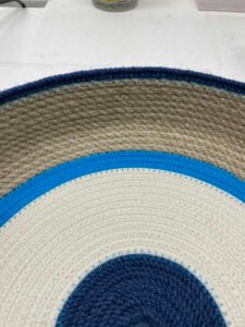 Ce plateau aux formes modernes et élégantes est fait en corde naturelle.