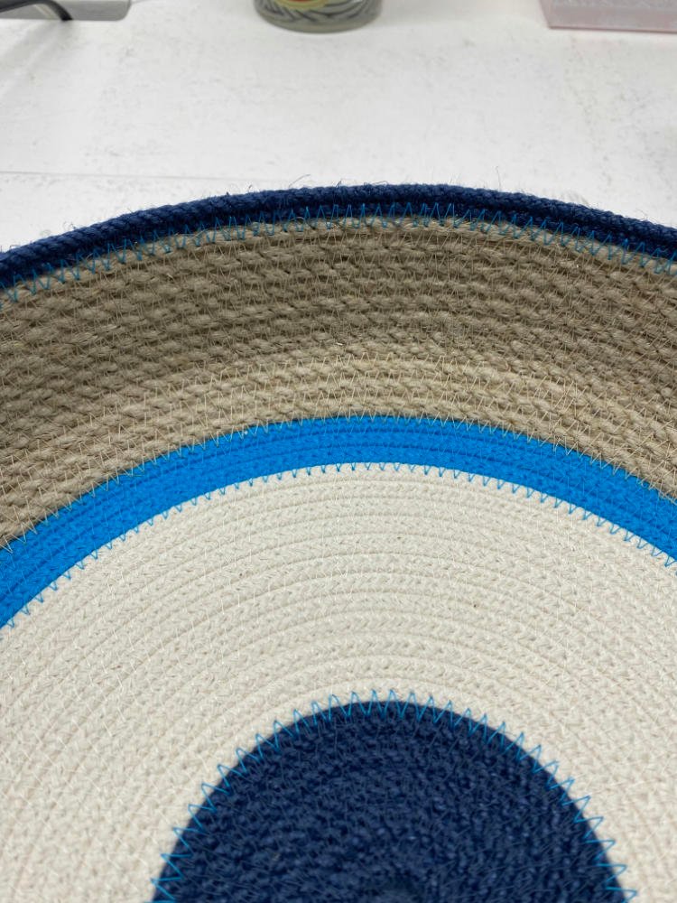 Ce plateau aux formes modernes et élégantes est fait en corde naturelle.