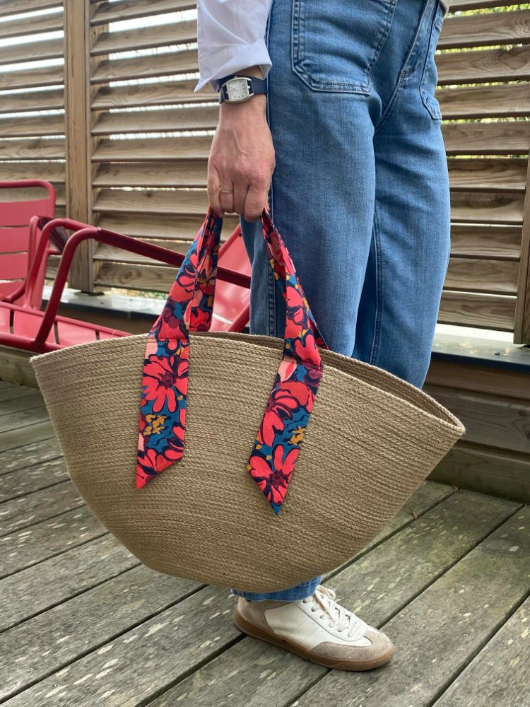 Ce sac panier, toute saison, peut être porté main ou épaule selon la finition.