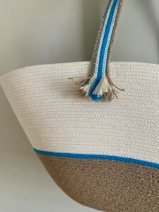 Le panier bicolore Savannah avec liseré est un sac à main mode, tendance été, porté main ou épaule.