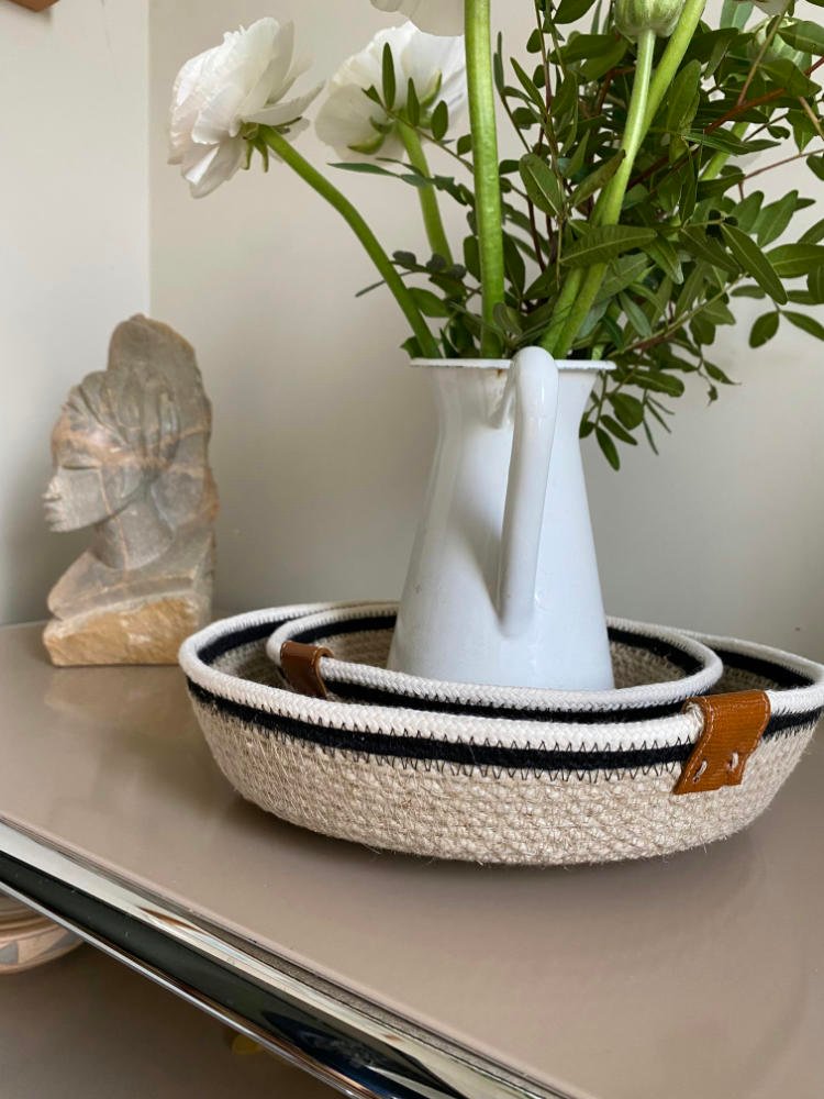 Ce plateau aux formes modernes et élégantes est fait en corde naturelle.