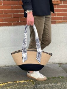 Ce sac panier, toute saison, peut être porté main ou épaule selon la finition.