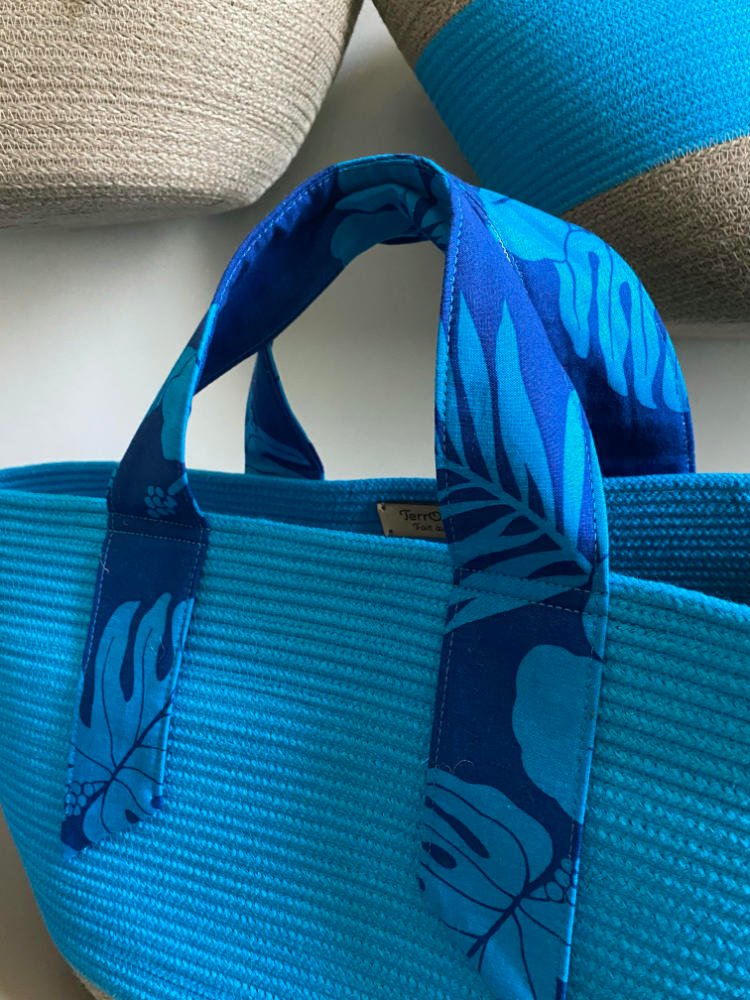 Ce sac panier, toute saison, peut être porté main ou épaule selon la finition.