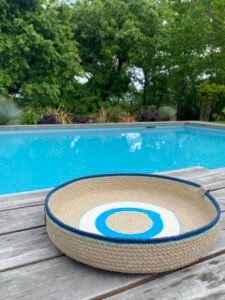 Ce plateau aux formes modernes et élégantes est fait en corde naturelle.