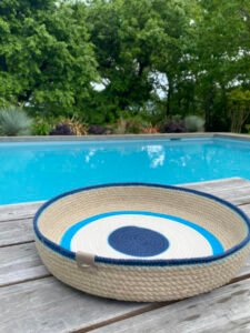 Ce plateau aux formes modernes et élégantes est fait en corde naturelle.