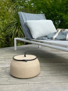 Ce panier de décoration en corde naturelle pour embellir votre intérieur ou votre extérieur.