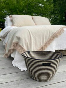 Ce panier de décoration en corde naturelle pour embellir votre intérieur ou votre extérieur.