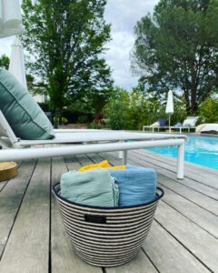 Ce panier de décoration en corde naturelle pour embellir votre intérieur ou votre extérieur.