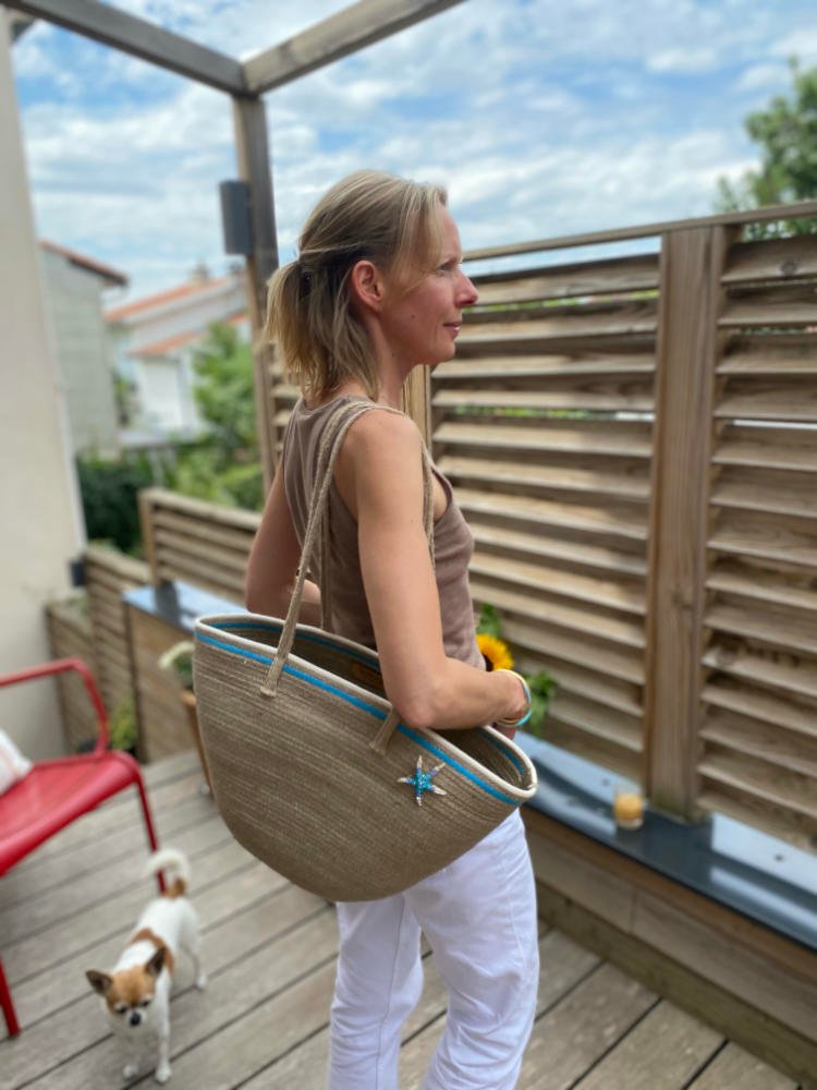Ce sac panier, toute saison, peut être porté main ou épaule selon la finition.