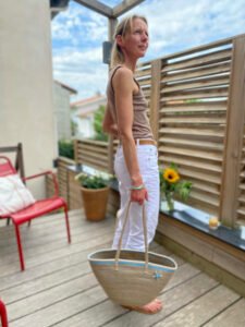 Ce sac panier, toute saison, peut être porté main ou épaule selon la finition.