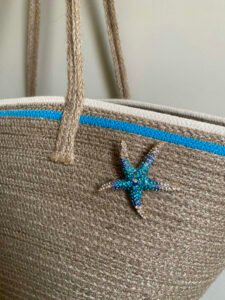 Ce sac panier, toute saison, peut être porté main ou épaule selon la finition.