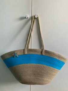 Ce sac panier, toute saison, peut être porté main ou épaule selon la finition.