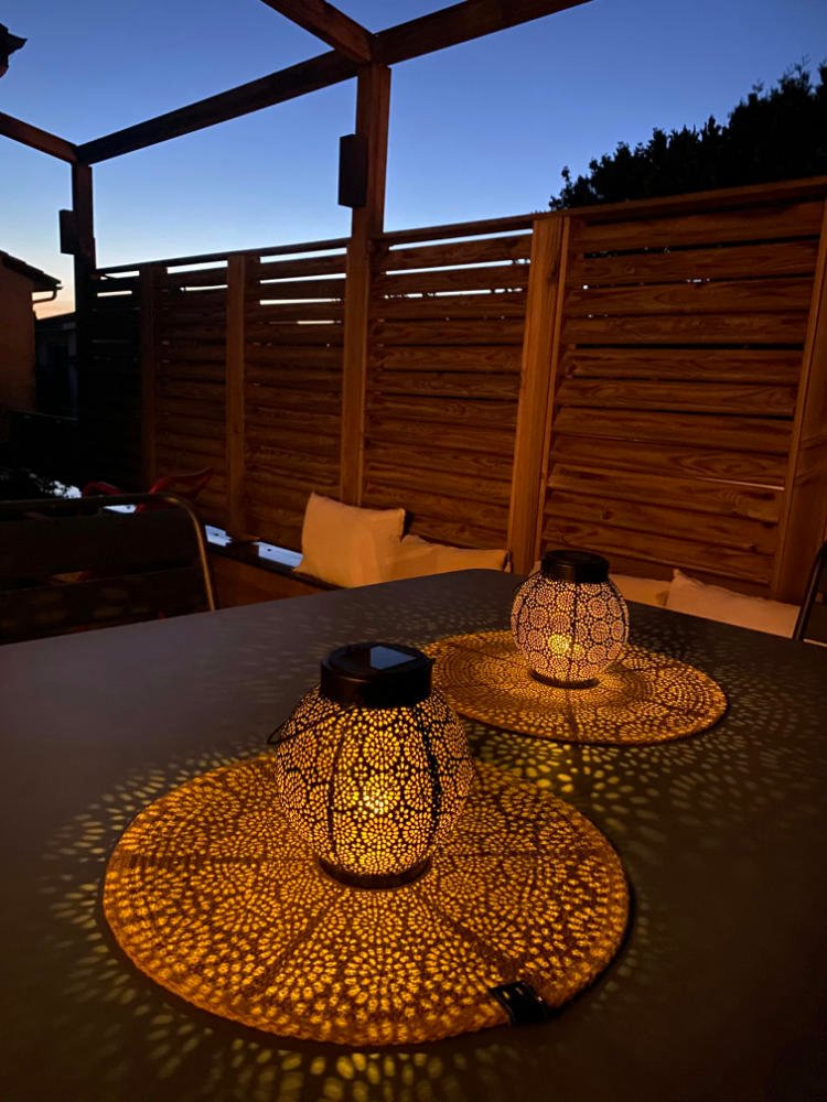 Ce set de table est en corde naturelle. Il embellit votre table.